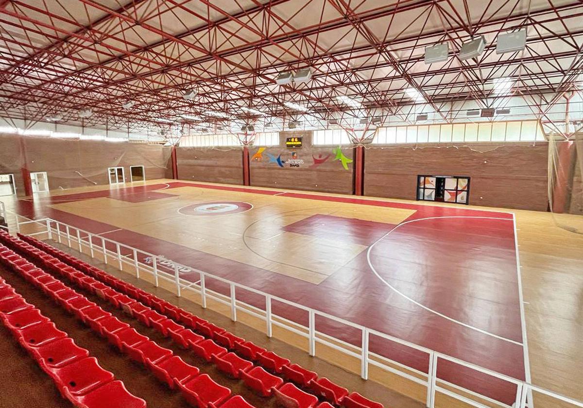 El pabellón polideportivo estrena la nueva pista tras su rehabilitación